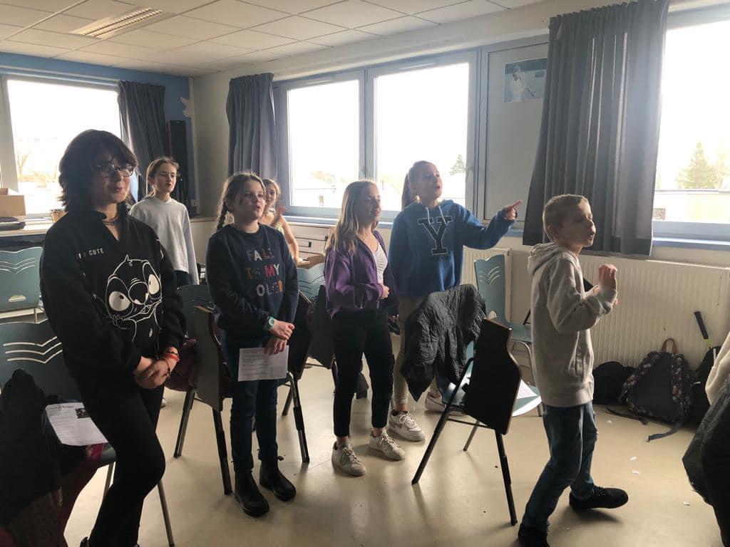 Les CM2 en activité chorale au collège